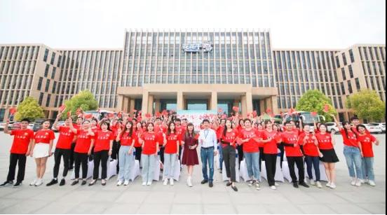 做白色的牛奶，創(chuàng)紅色的企業(yè)，花花牛乳業(yè)集團(tuán)青春歌會(huì)慶祝建黨100周年