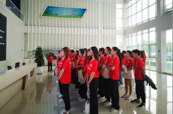 做白色的牛奶，創(chuàng)紅色的企業(yè)，花花牛乳業(yè)集團(tuán)青春歌會(huì)慶祝建黨100周年