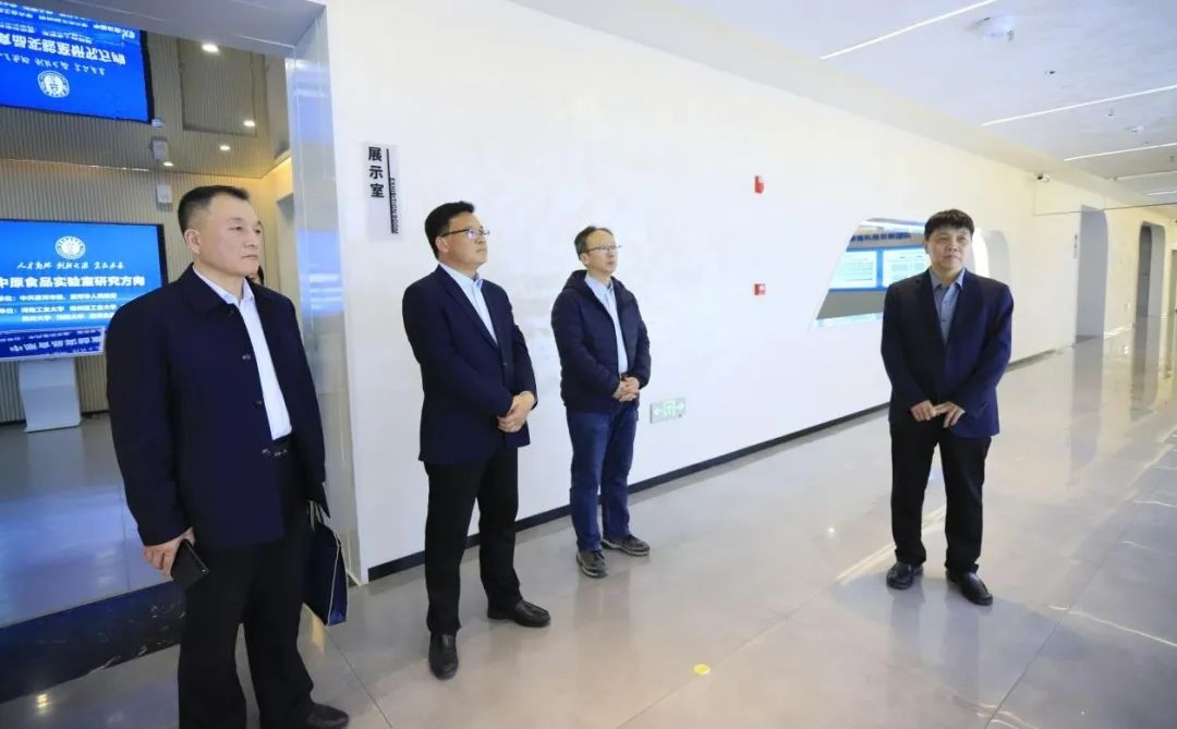 花花牛乳業(yè)集團(tuán)黨委書記、董事長唐洪峰一行赴中原食品實驗室同中國工程院院士、中原食品實驗室主任任發(fā)政座談交流