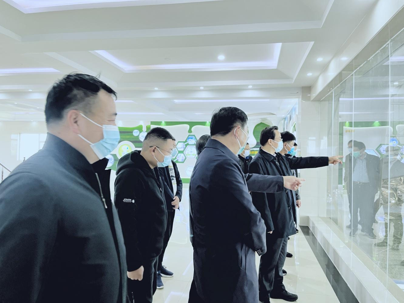 河南省人大常委會黨組書記、副主任孔昌生蒞臨花花牛魯山瑞亞牧場參觀調(diào)研