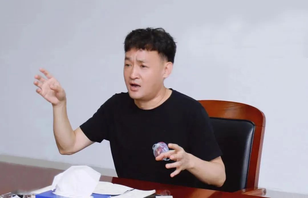 勇?lián)姑な卣齽?chuàng)新｜花花牛乳業(yè)集團(tuán)召開營銷、養(yǎng)殖及飼料月度經(jīng)營工作會議