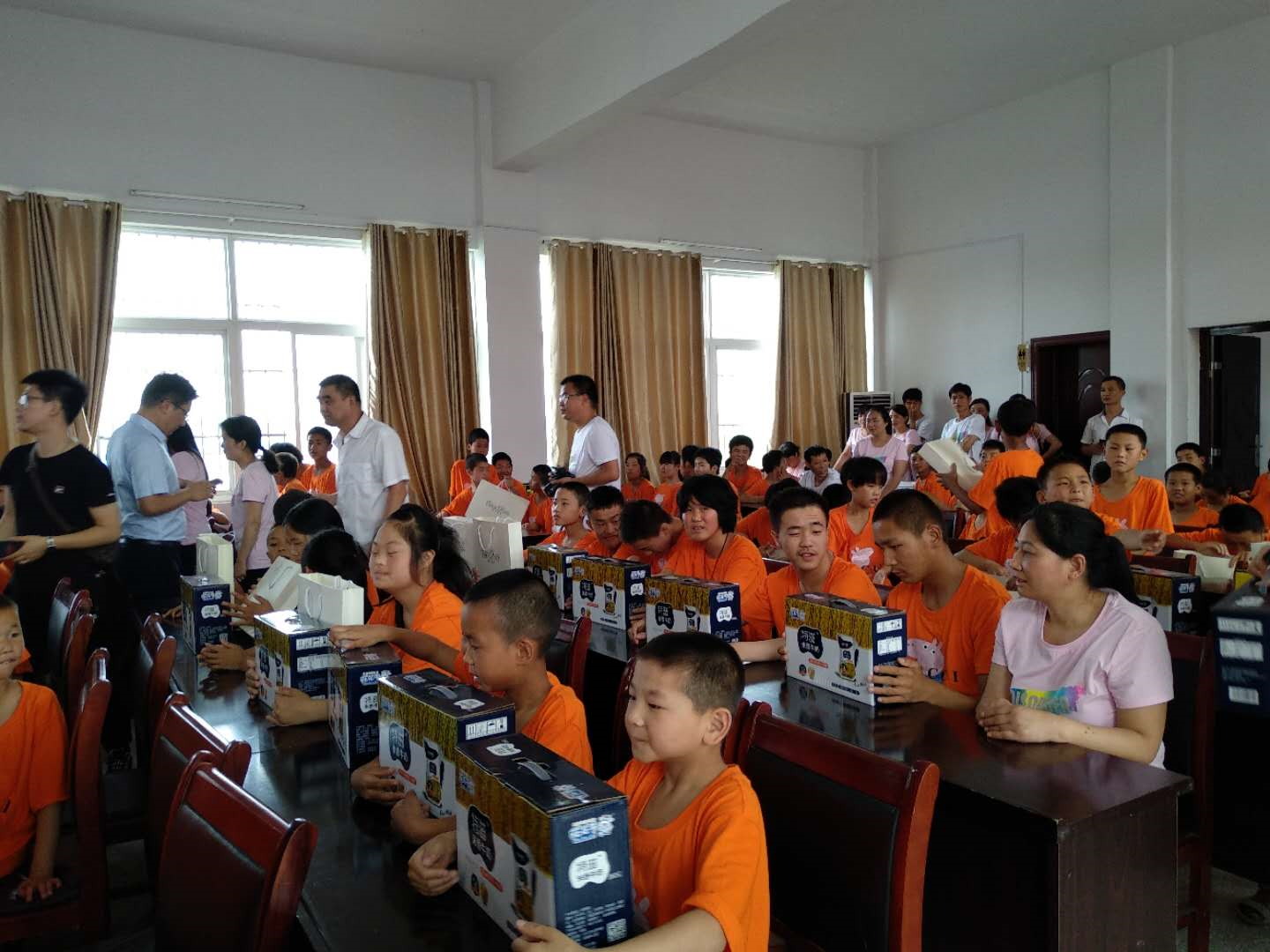 “關(guān)愛特殊兒童，讓愛灑滿人間—花花牛乳業(yè)集團(tuán)2018中國(guó)小康牛奶行動(dòng)” 公益助學(xué)泌陽捐贈(zèng)儀式