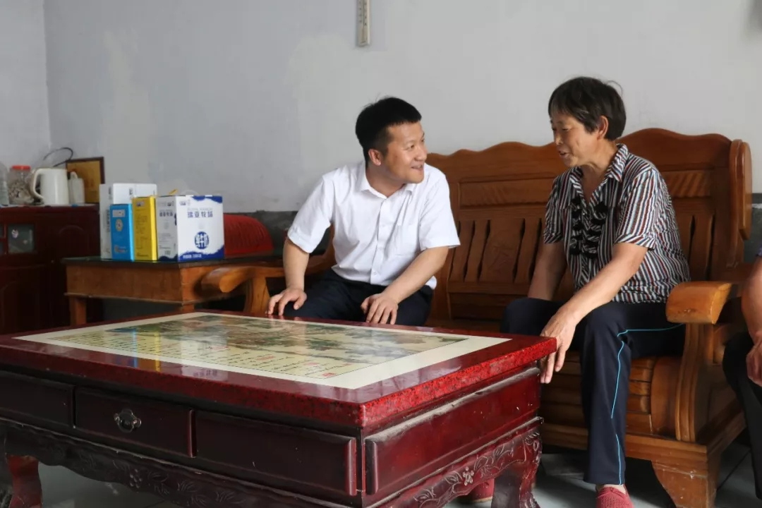 花花牛乳業(yè)集團(tuán)走訪慰問(wèn)貧困戶(hù) 結(jié)對(duì)幫扶暖人心