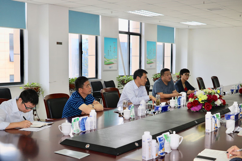 二七區(qū)張超副區(qū)長蒞臨花花牛公司 調(diào)研指導工作 二七區(qū)張超副區(qū)長蒞臨花花牛公司 調(diào)研指導工作