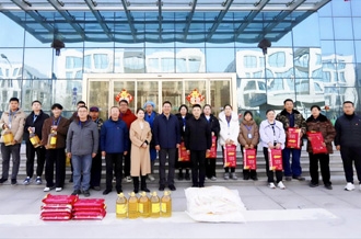 新春佳節(jié)暖人心 堅(jiān)守一線顯擔(dān)當(dāng) ——河南農(nóng)業(yè)投資集團(tuán)黨委委員、副總經(jīng)理兼花花牛乳業(yè)集團(tuán)黨委書記、董事長張峰慰問花花牛乳業(yè)在崗員工